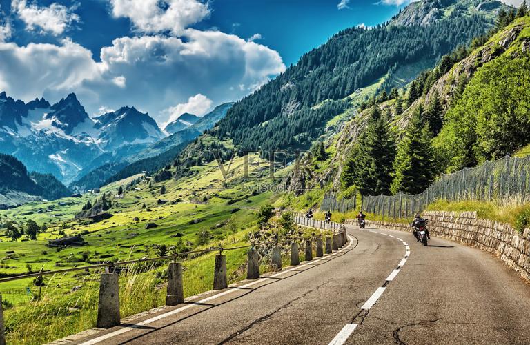 一群骑自行车的人在欧洲阿尔卑斯山旅游照片摄影图片
